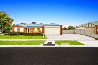 House For Sale - VIC - Pakenham - 3810 - Lakeside Living on 605m² Corner Block Family Home with Future Development Potential (STCA)  (Image 2)