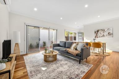 Unit For Sale - VIC - Rosebud - 3939 - Modern Unit with Double Garage  (Image 2)