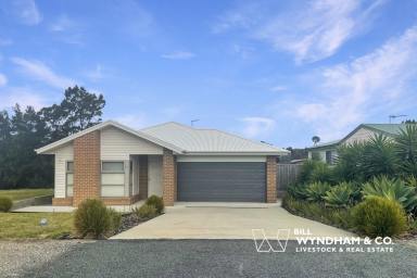 House For Lease - VIC - Metung - 3904 - Modern Family Living in the Heart of Metung (Image 2)