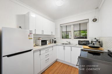 House For Sale - WA - Booragoon - 6154 - PEACEFUL GROUND FLOOR LAKESIDE LIVING (Image 2)