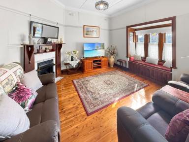 House For Sale - NSW - Leeton - 2705 - FAMILY HOME WITH CHARACTER (Image 2)