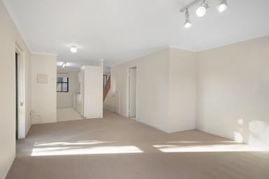 Unit For Lease - QLD - East Toowoomba - 4350 - Close to CBD - lawns included!  (Image 2)