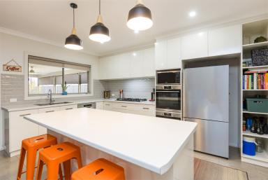 House For Sale - VIC - Mildura - 3500 - As New Home, Great Shed, Over 1/4 Acre in Town! (Image 2)