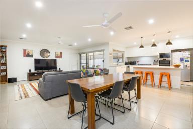 House For Sale - VIC - Mildura - 3500 - As New Home, Great Shed, Over 1/4 Acre in Town! (Image 2)
