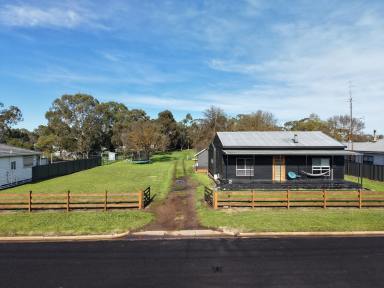 House For Sale - VIC - Edenhope - 3318 - Beautifully Renovated Family Home on a Spacious Allotment (Image 2)