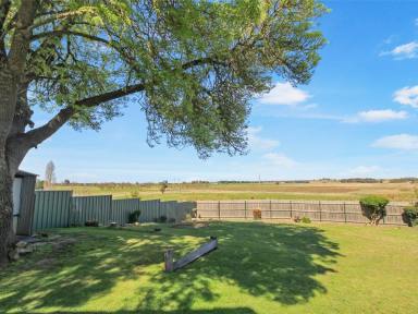 House For Sale - VIC - Bairnsdale - 3875 - RURAL OUTLOOK ON THE EDGE OF TOWN  (Image 2)