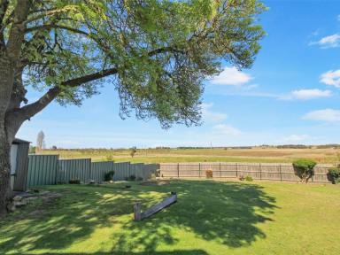 House For Sale - VIC - Bairnsdale - 3875 - RURAL OUTLOOK ON THE EDGE OF TOWN  (Image 2)