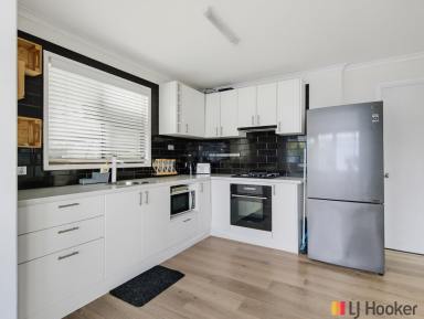 House For Sale - NSW - Batemans Bay - 2536 - Feels like Home away from Home !....Direct access to Corrigans Beach! Pet Friendly ! Sleeps 10 !  (Image 2)