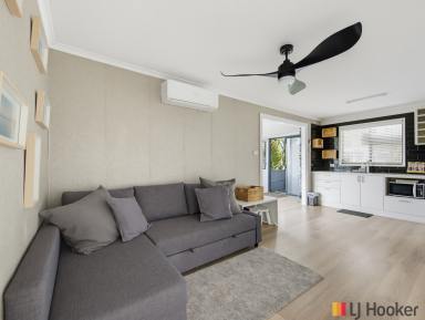 House For Sale - NSW - Batemans Bay - 2536 - Feels like Home away from Home !....Direct access to Corrigans Beach! Pet Friendly ! Sleeps 10 !  (Image 2)