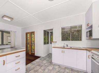 House For Sale - QLD - Aitkenvale - 4814 - OVERLOOKS PARK WITH OWN POOL AT REAR! (Image 2)
