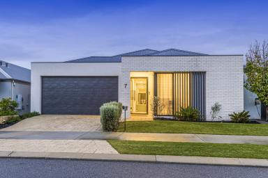 House For Sale - WA - Lakelands - 6180 - Where Display Home Luxury Becomes Everyday Living. (Image 2)