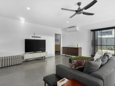 House For Sale - NSW - Old Bar - 2430 - MODERN FAMILY HOME OPPOSITE RESERVE  (Image 2)