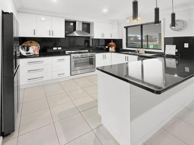 House For Sale - NSW - Leeton - 2705 - THE COMPLETE FAMILY LIFESTYLE – SPACE, SHED & ENTERTAINING ON 5,001m² (Image 2)
