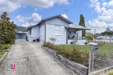 House For Sale - NSW - Lithgow - 2790 - Character, Comfort & Parkside Position (Image 2)