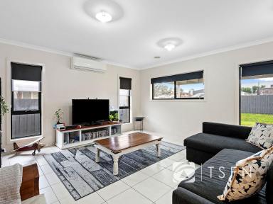 Unit For Sale - VIC - East Bendigo - 3550 - East Lloyd Street - Modern Townhouse  (Image 2)