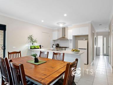 Unit For Sale - VIC - East Bendigo - 3550 - East Lloyd Street - Modern Townhouse  (Image 2)