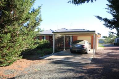 House For Sale - VIC - Elmore - 3558 - QUALITY HOME ON LARGE ALLOTMENT  (Image 2)