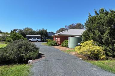House For Sale - VIC - Elmore - 3558 - QUALITY HOME ON LARGE ALLOTMENT  (Image 2)