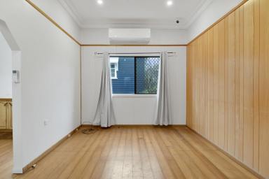 House For Lease - QLD - Newtown - 4350 - Updated Home in a Perfect Location (Image 2)