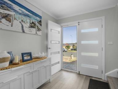 House For Sale - NSW - Old Bar - 2430 - BEAUTIFULLY RENOVATED HOME WITH DUAL LIVING POTENTIAL  (Image 2)
