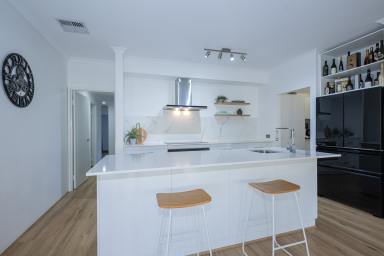 House For Sale - WA - Greenmount - 6056 - 282m2 of living - 580m2 lot including driveway  (Image 2)
