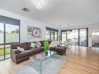 House For Sale - WA - Greenmount - 6056 - 282m2 of living - 580m2 lot including driveway  (Image 2)