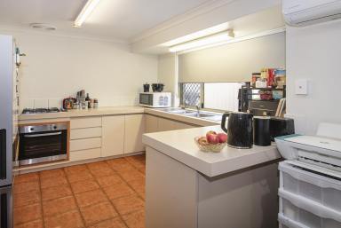 House For Sale - WA - Broadwater - 6280 - BRICK & TILE BEAUTY IN BROADWATER  (Image 2)