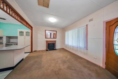 House For Sale - NSW - Tumut - 2720 - Large Living on Two Titles!  (Image 2)