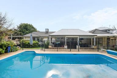 House For Sale - WA - Ardross - 6153 - ORIGINAL ARDROSS HOLDING WITH VAST FUTURE POTENTIAL (Image 2)