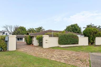 House For Sale - WA - Ardross - 6153 - ORIGINAL ARDROSS HOLDING WITH VAST FUTURE POTENTIAL (Image 2)