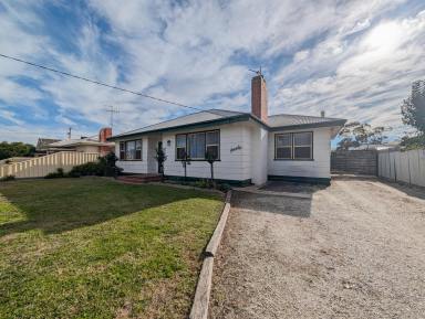 House For Sale - VIC - Swan Hill - 3585 - Comfort, Space & Convenience in a Great Location (Image 2)