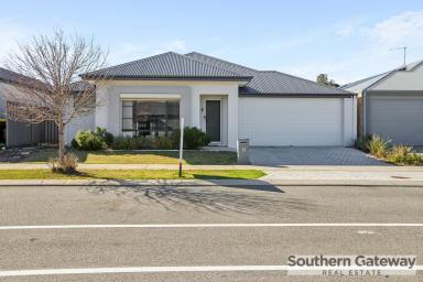 House For Sale - WA - Wellard - 6170 - SPACIOUS FAMILY LIVING WITH ENDLESS POTENTIAL IN A PRIME WELLARD LOCATION  (Image 2)