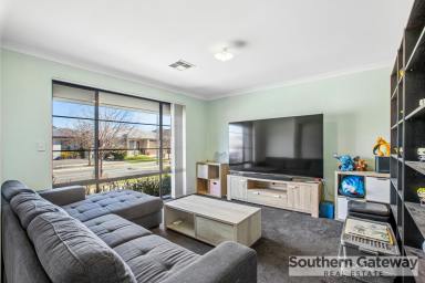 House For Sale - WA - Wellard - 6170 - SPACIOUS FAMILY LIVING WITH ENDLESS POTENTIAL IN A PRIME WELLARD LOCATION  (Image 2)