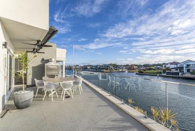 House For Sale - WA - Halls Head - 6210 - OVER 50M FRONTAGE ON THE MAIN CANAL  (Image 2)