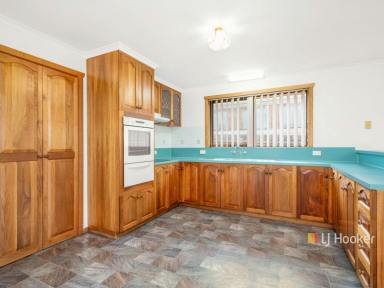 House For Lease - TAS - Penguin - 7316 - Family home with loads of extras  (Image 2)