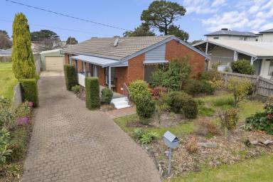 House For Sale - VIC - St Leonards - 3223 - Renovated Coastal Retreat Only 350m from the Beach  (Image 2)