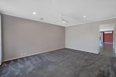 House For Sale - VIC - Drouin - 3818 - LARGE FAMILY HOME (Image 2)