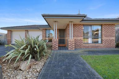 House For Sale - VIC - Drouin - 3818 - LARGE FAMILY HOME (Image 2)