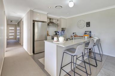 House For Sale - NSW - Mudgee - 2850 - MODERN DUAL INCOME INVESTMENT  (Image 2)