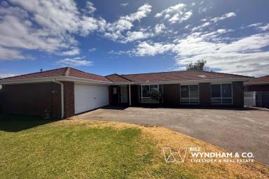 House For Lease - VIC - Paynesville - 3880 - SPACIOUS FAMILY LIVING JUST MOMENTS FROM THE WATER (Image 2)