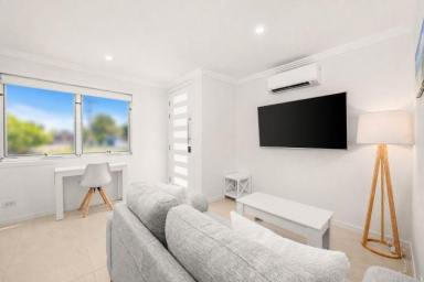Flat For Lease - QLD - Broadbeach Waters - 4218 - Near New, Waterfront Luxury Flat, Furnished, Utilities Included, Broadbeach Waters (Image 2)