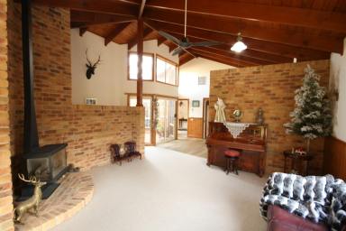 House For Sale - VIC - Echuca - 3564 - SPACIOUS FAMILY HOME  (Image 2)