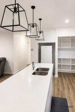 House Leased - NSW - Dubbo - 2830 - Modern Living in Sought After Macquarie View  (Image 2)
