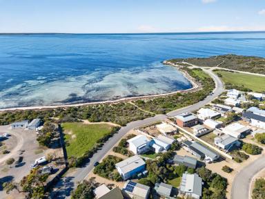 House For Sale - SA - Marion Bay - 5575 - Charming Coastal Retreat * WIWO * Sea Views * 5 Bedrooms * 2 Bathrooms *  (Image 2)