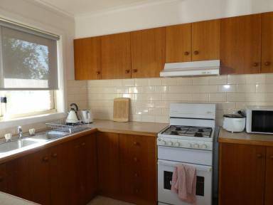 House For Lease - VIC - Bairnsdale - 3875 - 2 BEDROOM UNIT IN CENTER BAIRNSDALE  (Image 2)