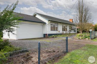 House For Sale - VIC - Skipton - 3361 - Light-Filled Home With Stunning Gardens, Modern Updates And Relaxed Living  (Image 2)