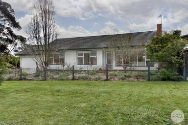 House For Sale - VIC - Skipton - 3361 - Light-Filled Home With Stunning Gardens, Modern Updates And Relaxed Living  (Image 2)