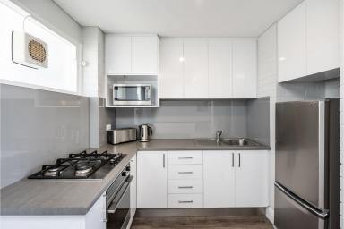 Apartment For Sale - WA - Fremantle - 6160 - Rare Top-Floor Apartment Opposite Monument Hill!  (Image 2)