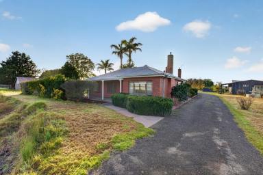 House For Sale - VIC - Sale - 3850 - Rare Lifestyle Opportunity Just Minutes from Sale (Image 2)