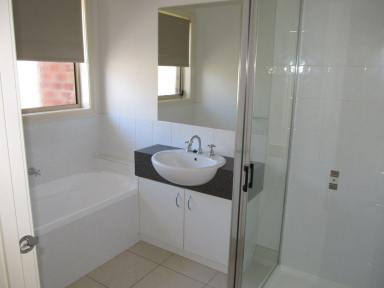 House For Lease - VIC - Bairnsdale - 3875 - TOWNHOUSE IN PRIME LOCATION  (Image 2)